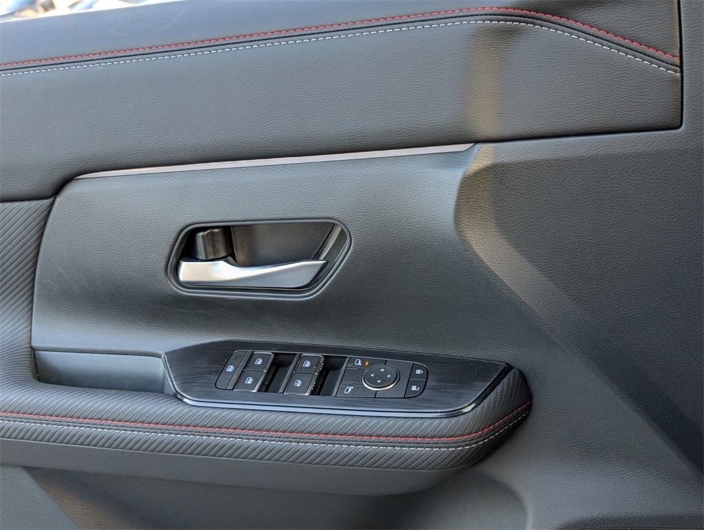 2025 Nissan Kicks SR photo 13
