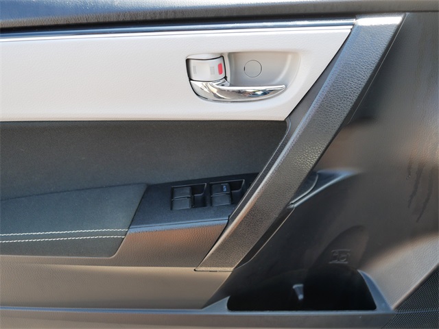 2019 Toyota Corolla LE photo 16