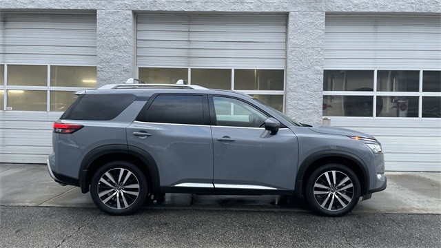2025 Nissan Pathfinder Platinum's photo