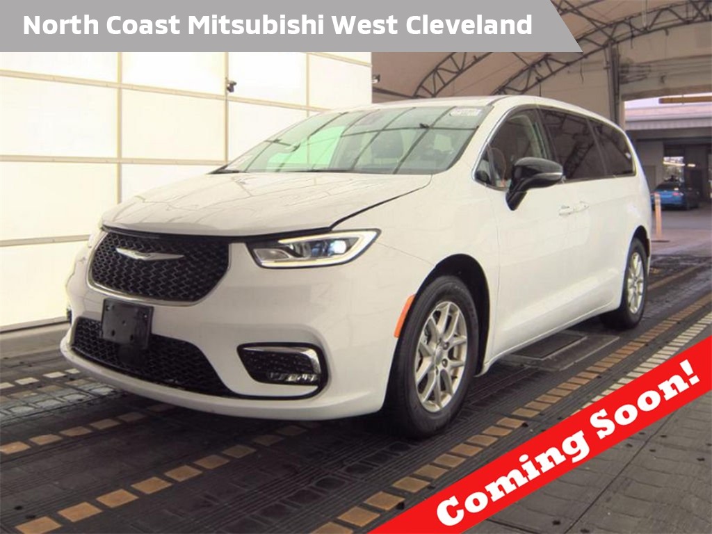 2024 Chrysler Pacifica Touring L's photo