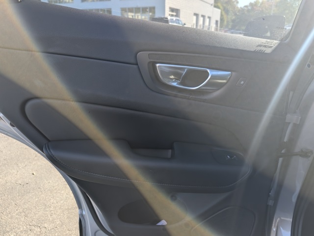 2025 Volvo XC60 B5 Plus photo 23