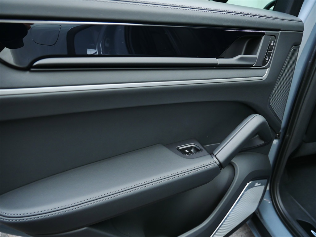 2025 Porsche Cayenne E-Hybrid Turbo photo 14