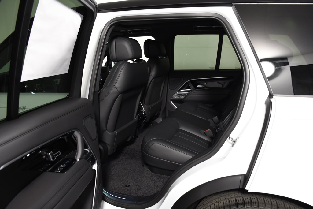 2025 Land Rover Range Rover SE photo 15