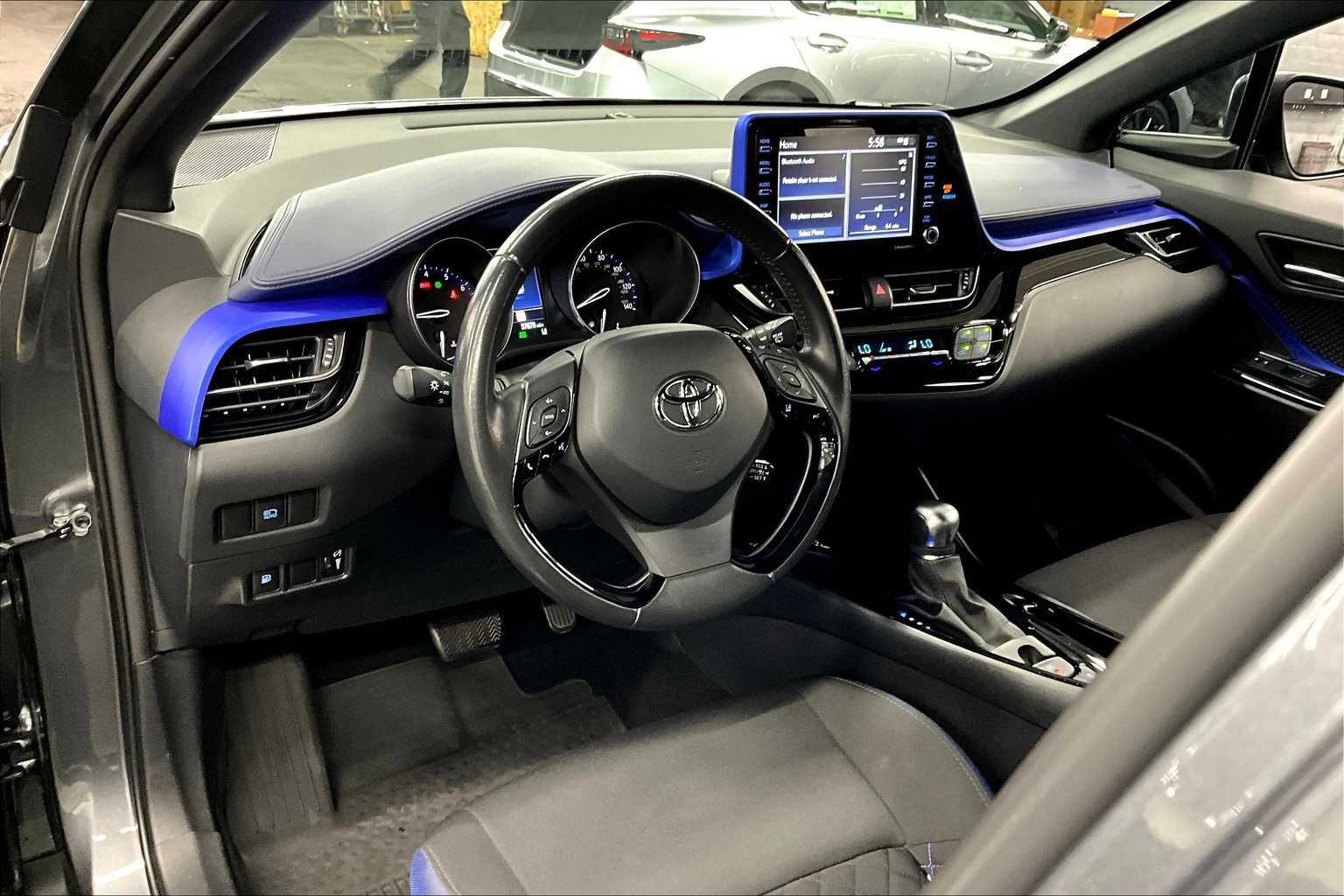 2022 Toyota C-HR XLE photo 17
