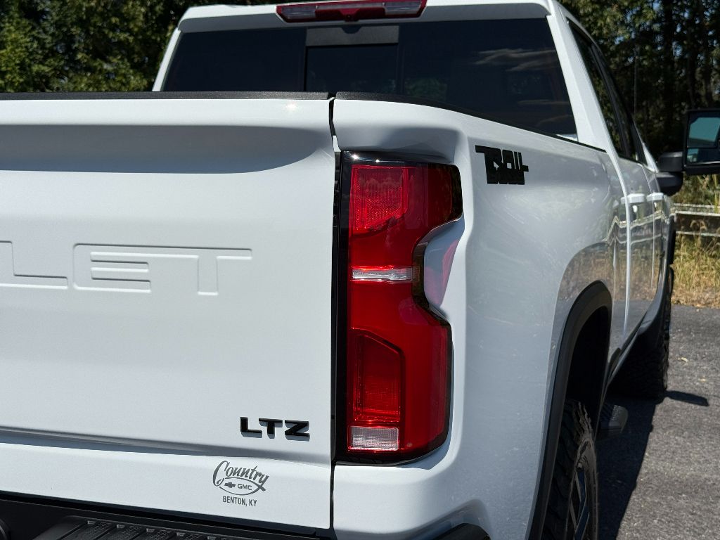 2025 Chevrolet Silverado 2500HD LTZ photo 8