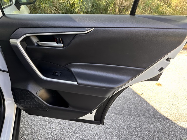 2024 Toyota RAV4 Hybrid XLE photo 17