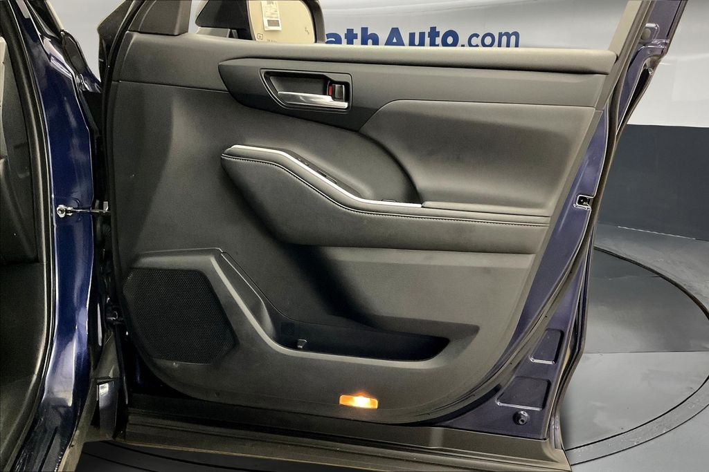 2022 Toyota Highlander XLE photo 24
