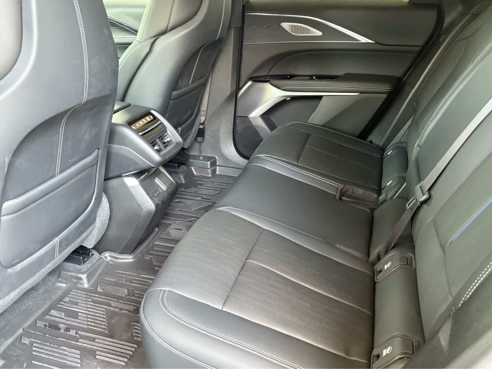 2024 Cadillac Lyriq Luxury photo 23