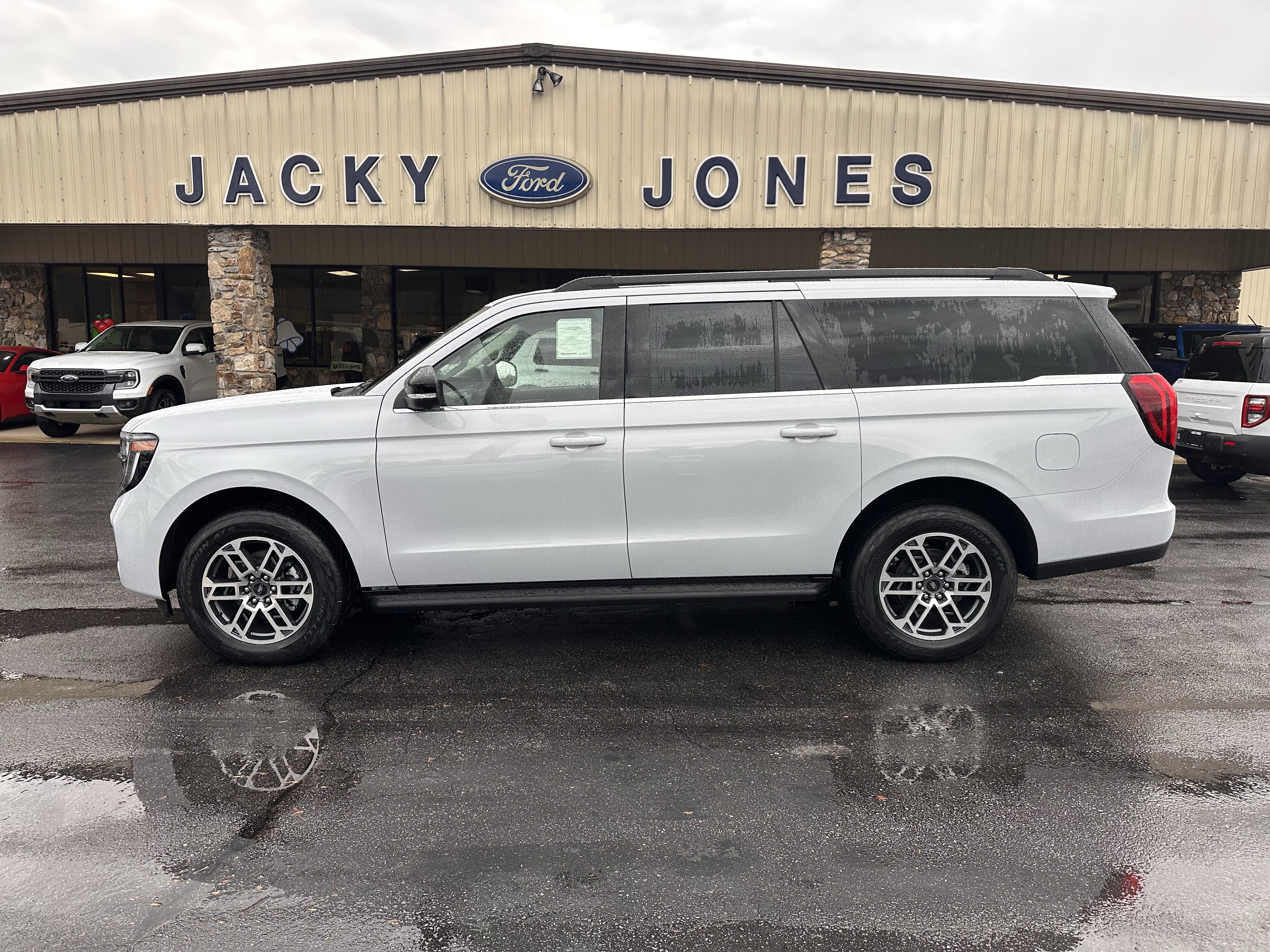 2025 Ford Expedition Active's photo