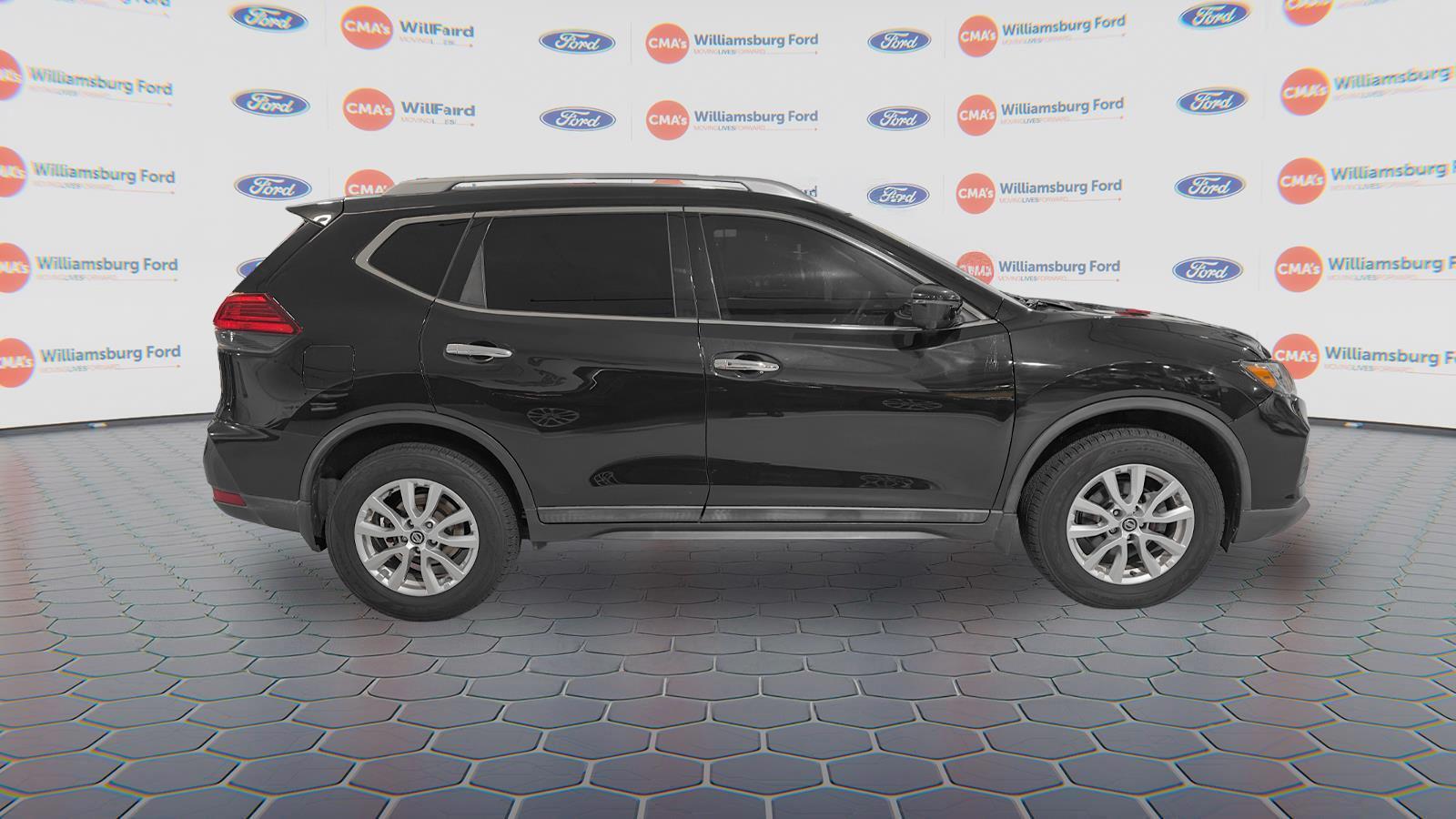 2017 Nissan Rogue SV photo 2