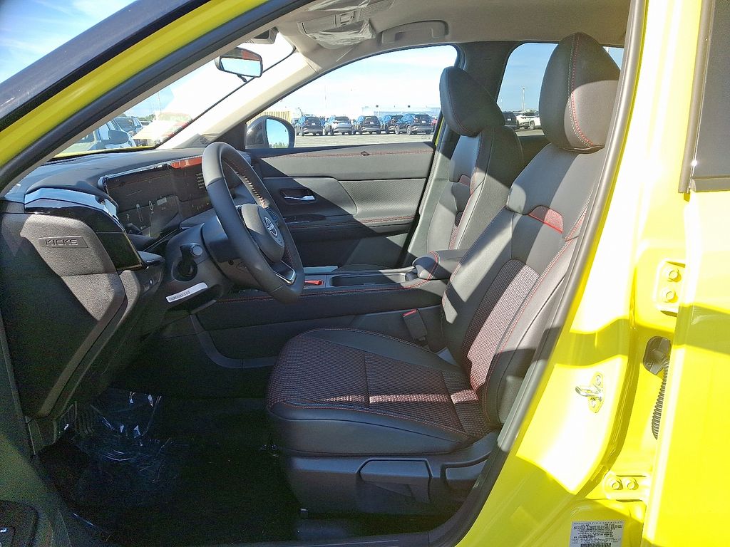 2026 Nissan Kicks SR photo 3