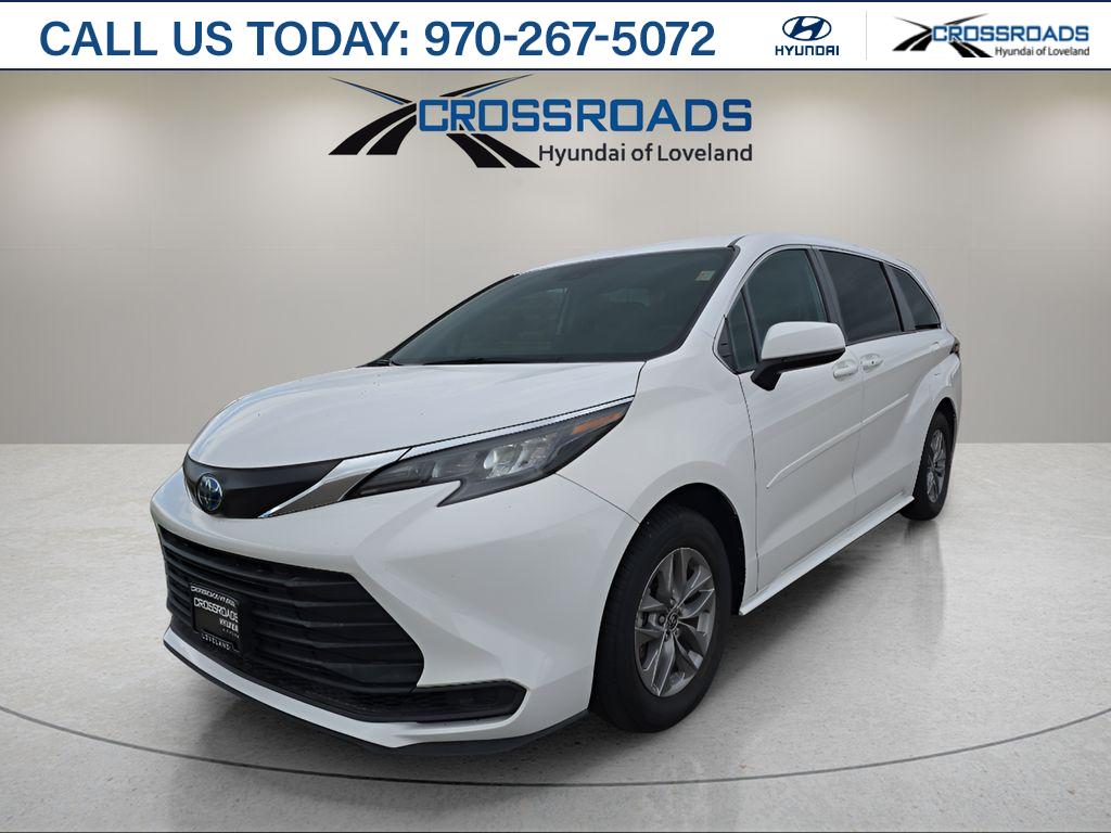 2024 Toyota Sienna LE's photo
