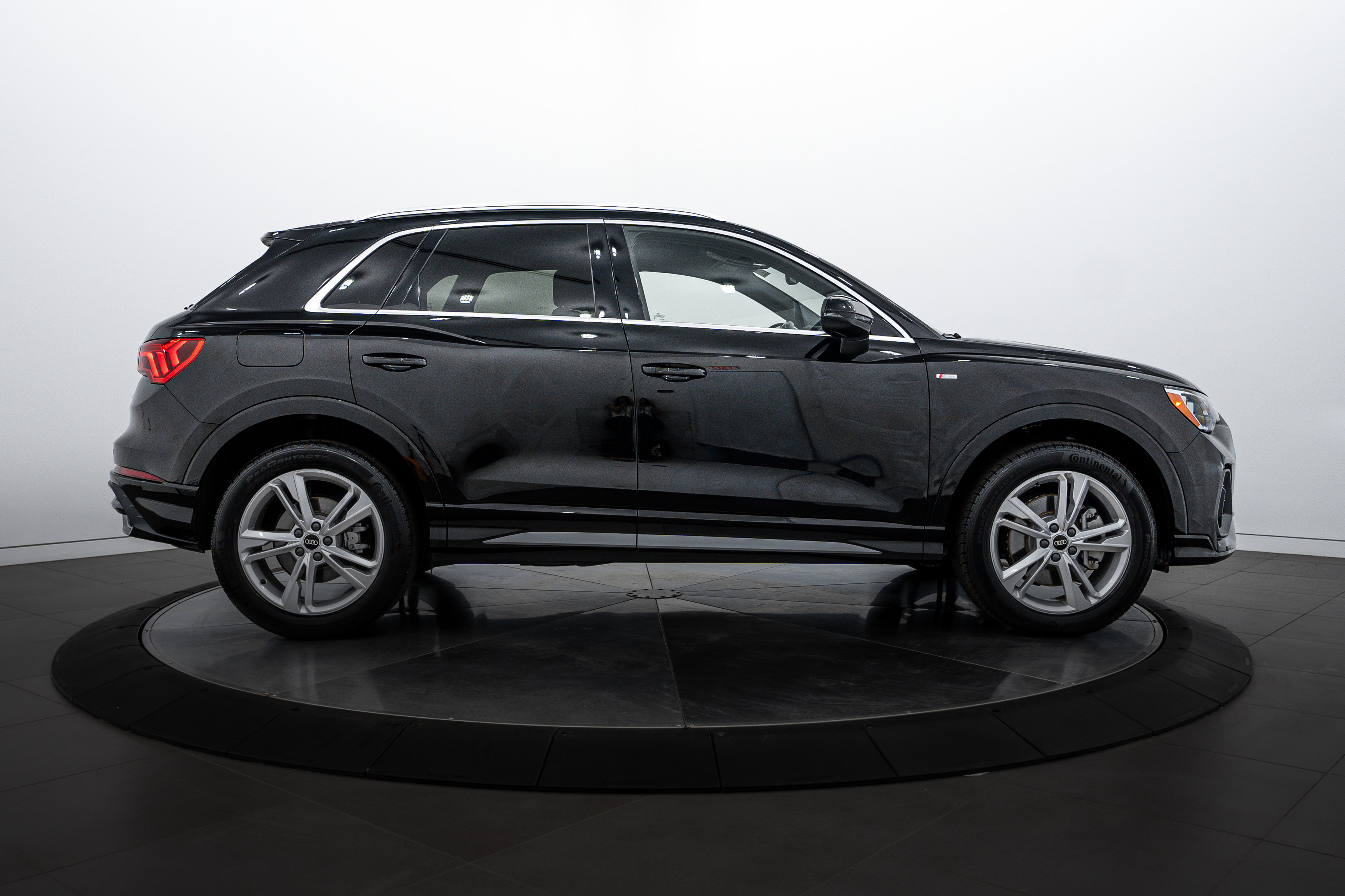 2021 Audi Q3 S line Premium photo 3