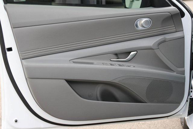 New 2025 White Hyundai SEL Sport image 8