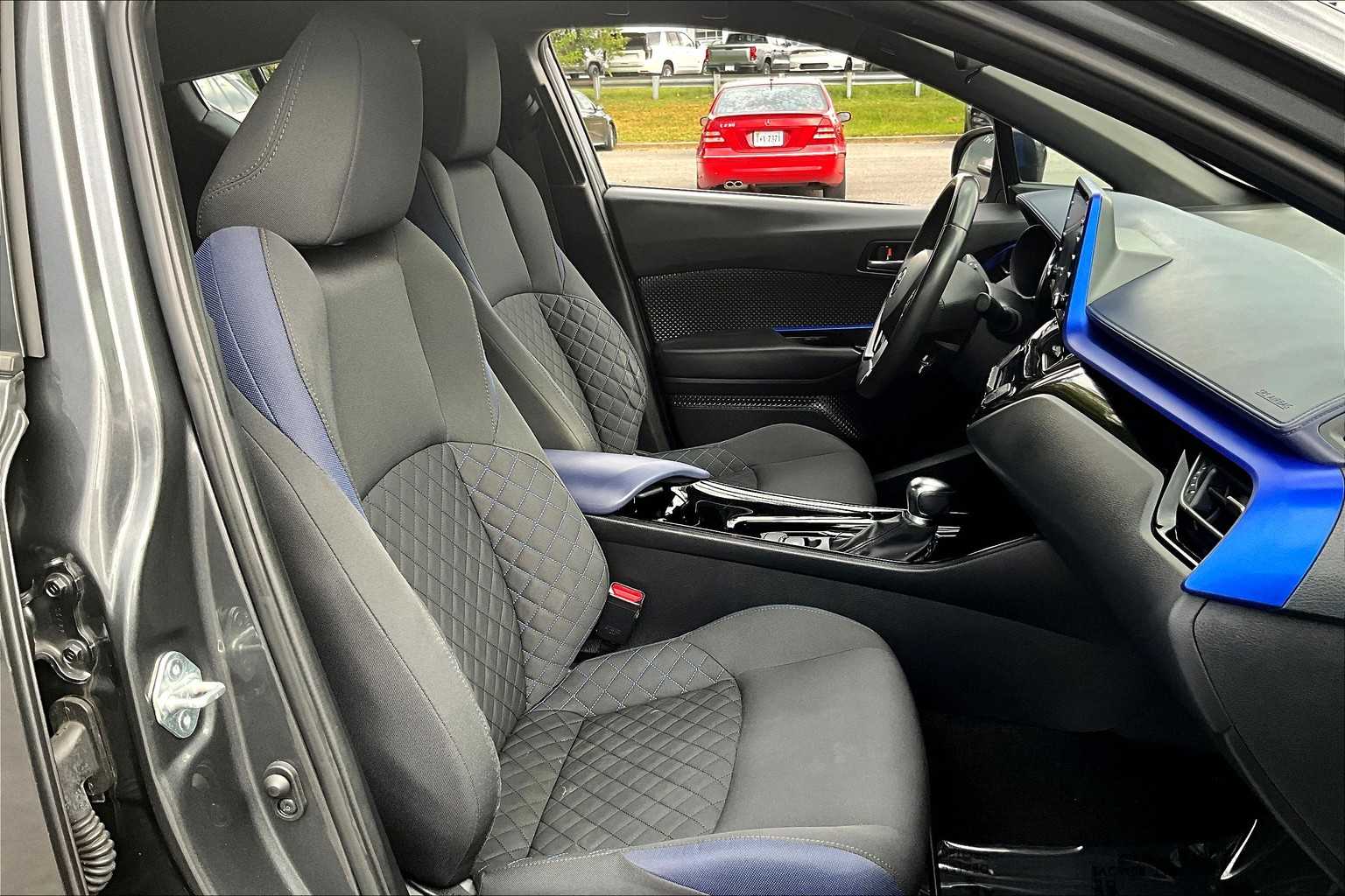 2021 Toyota C-HR XLE photo 8