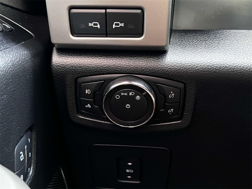 2017 Ford F-150 Lariat photo 19