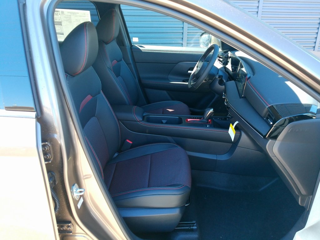 2025 Nissan Kicks SR photo 11