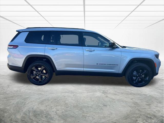 2025 Jeep Grand Cherokee Limited photo 2