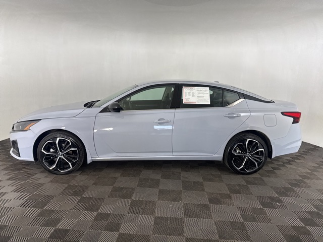 2023 Nissan Altima 2.5 SR photo 5