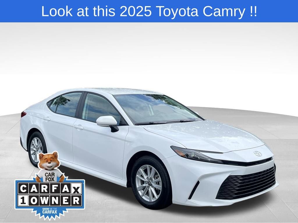 2025 Toyota Camry LE's photo
