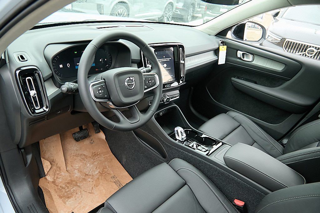 2026 VOLVO XC40 - Image 11