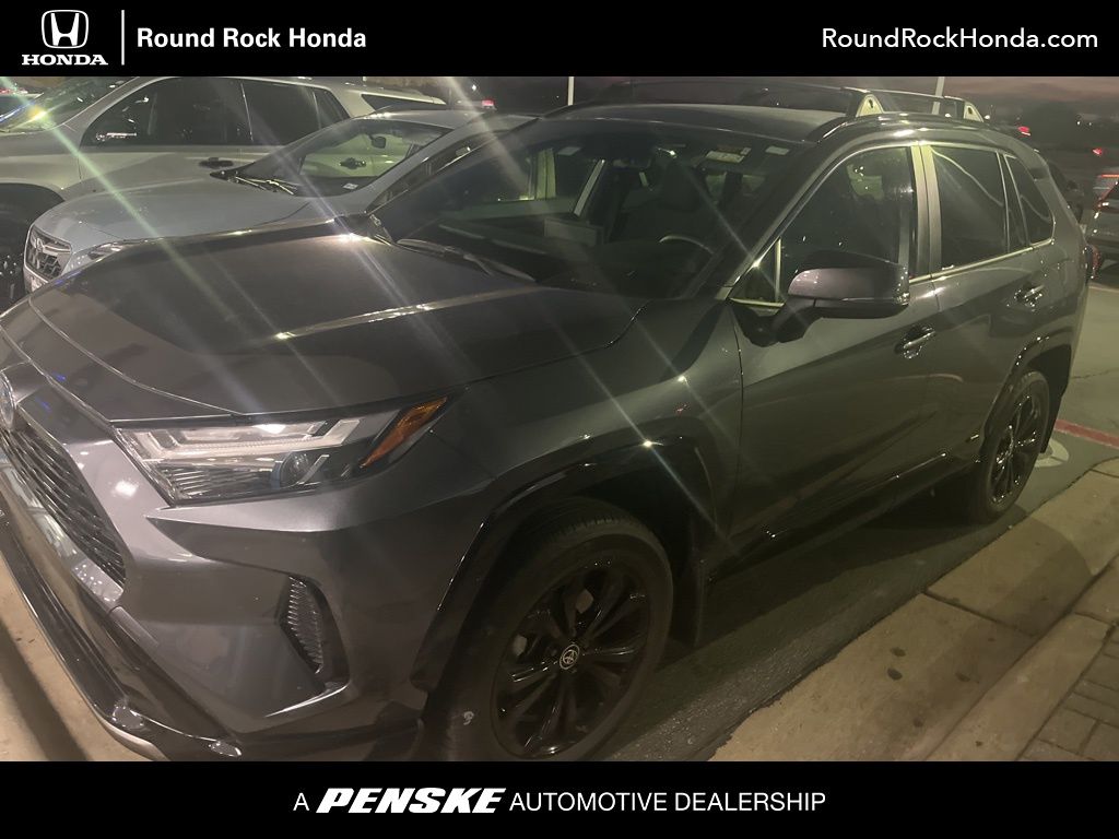 2022 Toyota RAV4 SE's photo