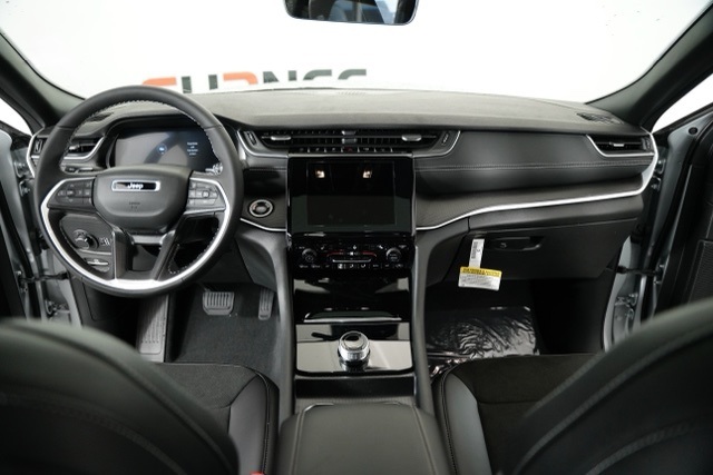 2025 Jeep Grand Cherokee Altitude photo 28