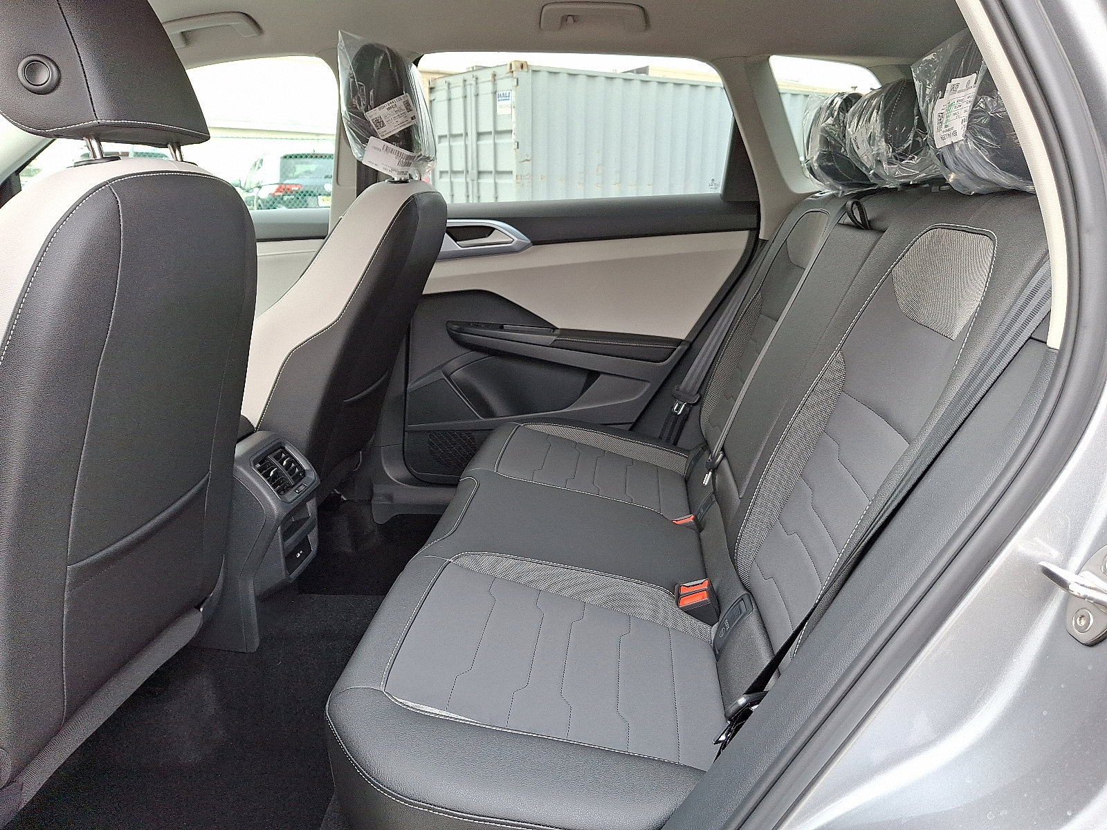 2025 Volkswagen Taos SE photo 4