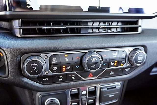 New 2025 Hydro Blue Pearl-Coat Exterior Paint Jeep Sport S image 35