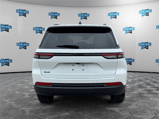 2025 Jeep Grand Cherokee Laredo Altitude photo 3