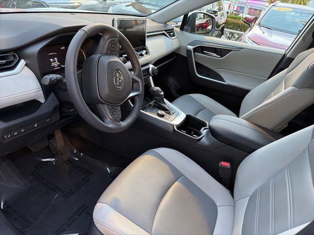 2023 Toyota RAV4 XLE Premium photo 5