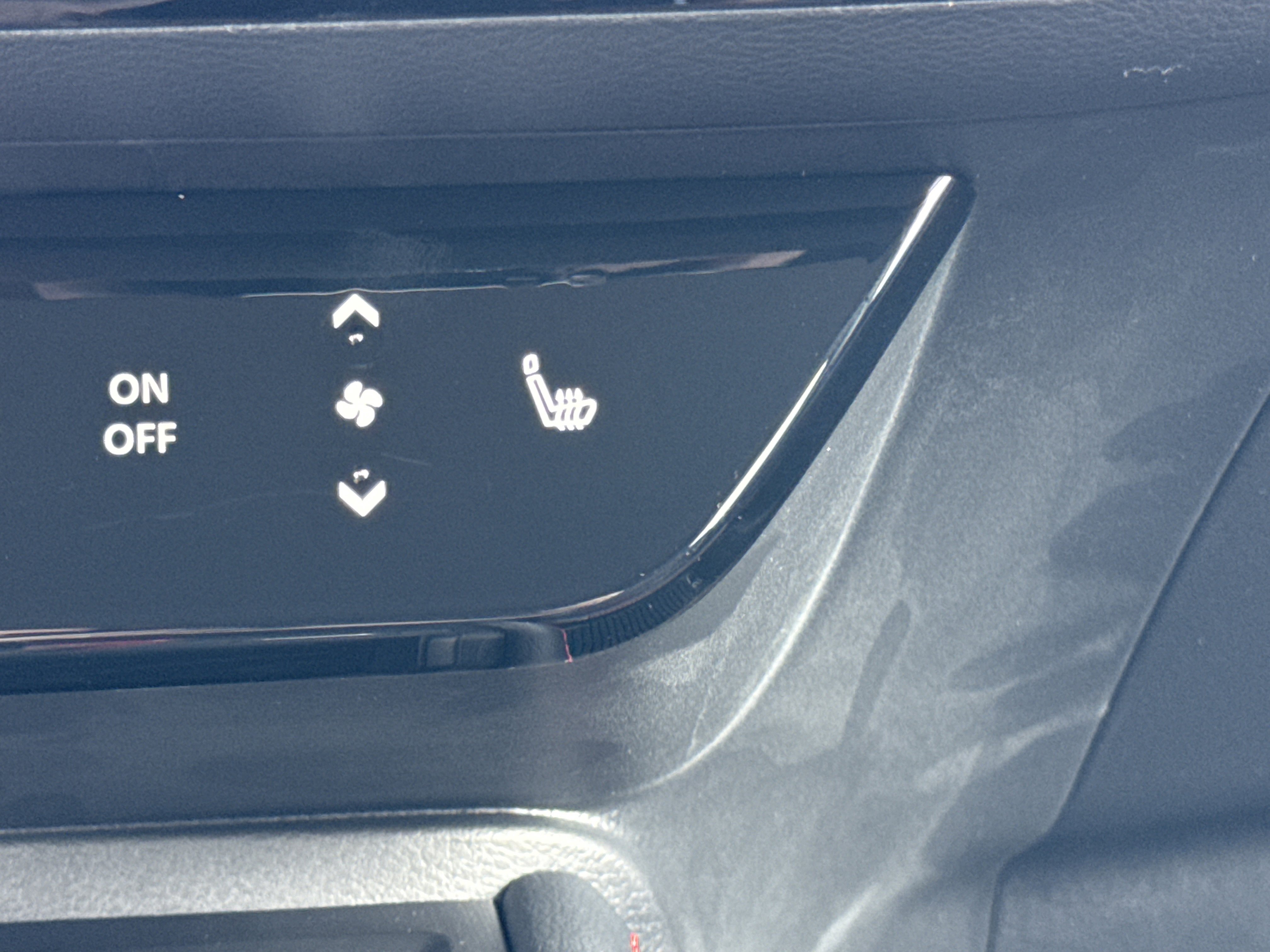 2026 Nissan Kicks SR photo 2