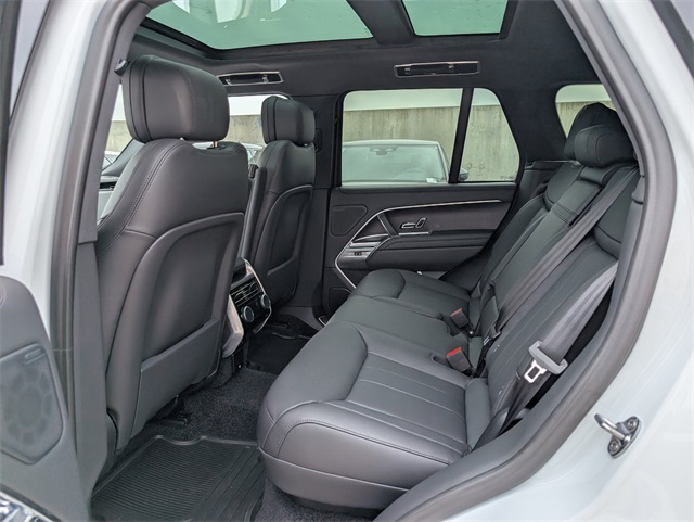 2025 Land Rover Range Rover SE photo 4