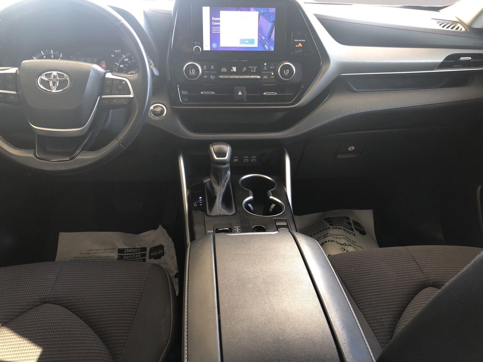 2023 Toyota Highlander LE photo 11