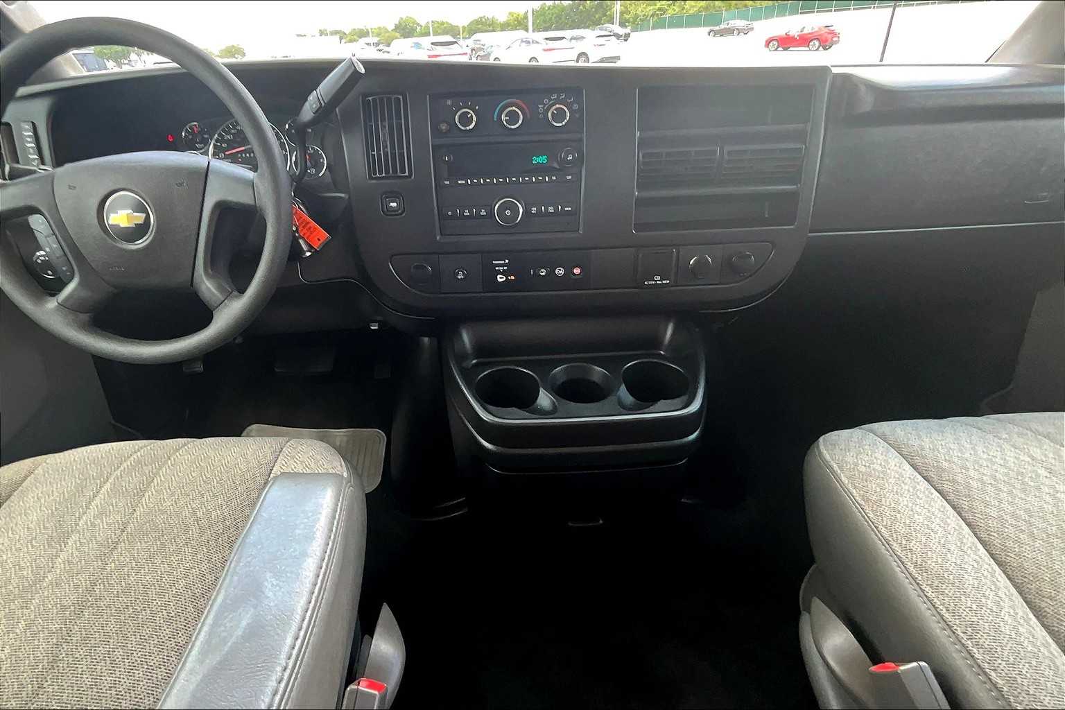 2018 Chevrolet Express Passenger LT photo 14