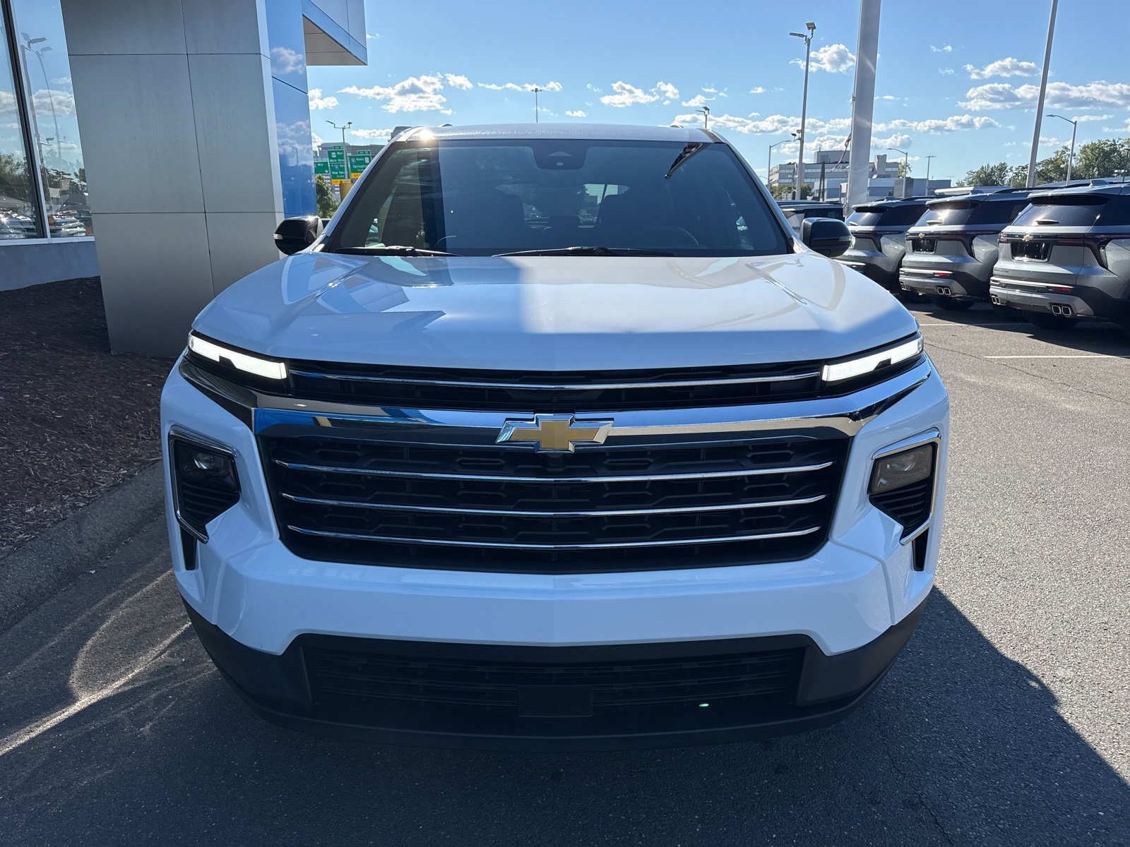 2025 Chevrolet Traverse photo 2