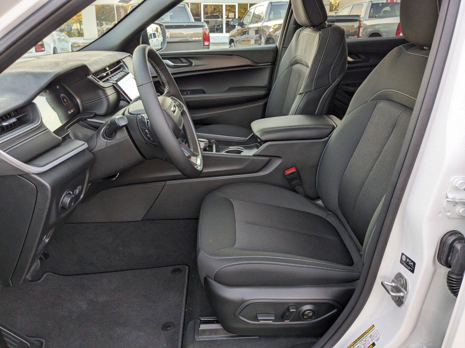 2025 Jeep Grand Cherokee photo 9