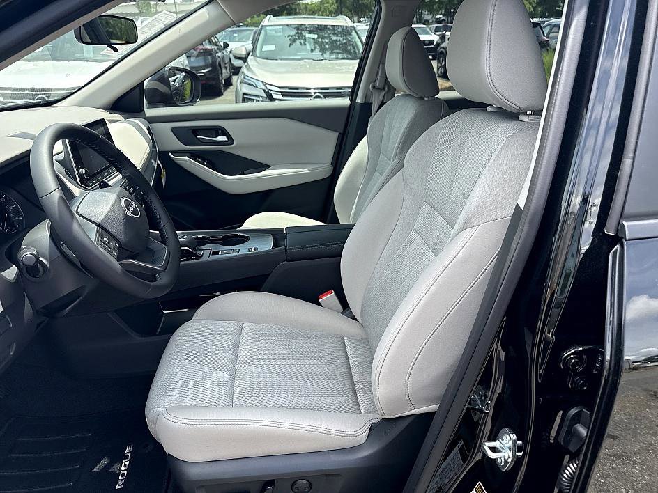 2025 Nissan Rogue SV photo 8