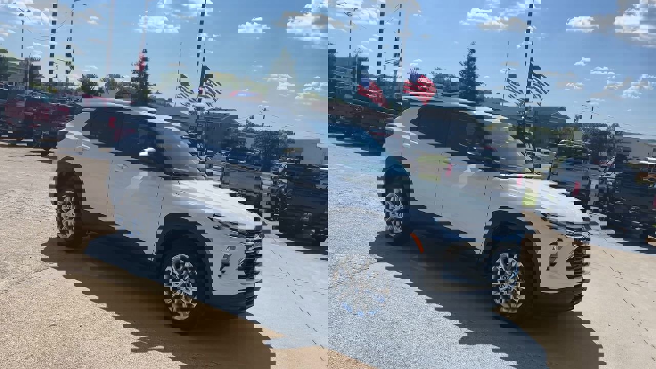 2026 Chevrolet Trailblazer LS photo 2