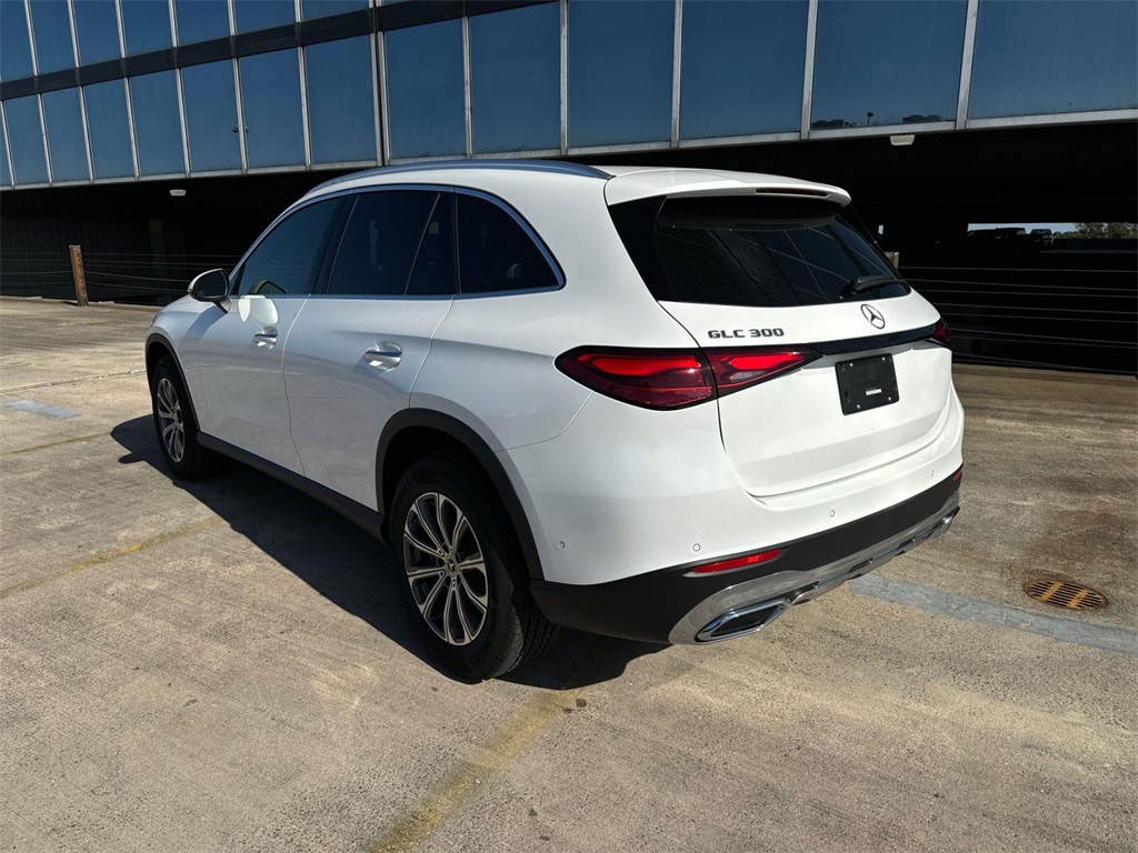 2025 Mercedes Benz GLC 300 photo 4