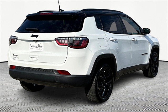 2023 Jeep Compass Altitude photo 2
