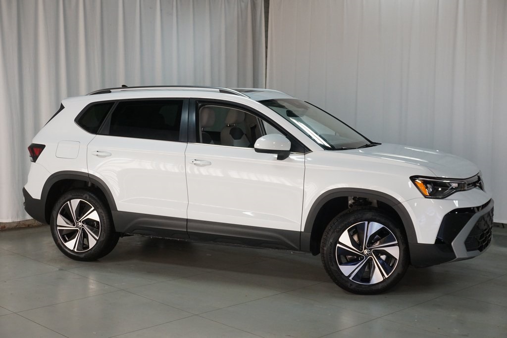 2025 Volkswagen Taos SE photo 4