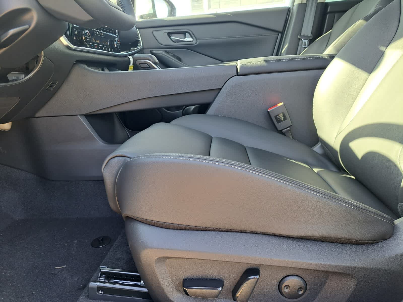 2025 Nissan Rogue SL photo 18