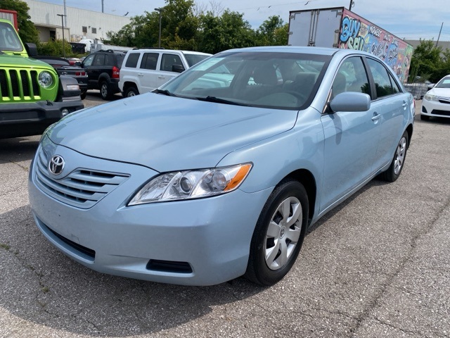 2009 Toyota Camry LE photo 2