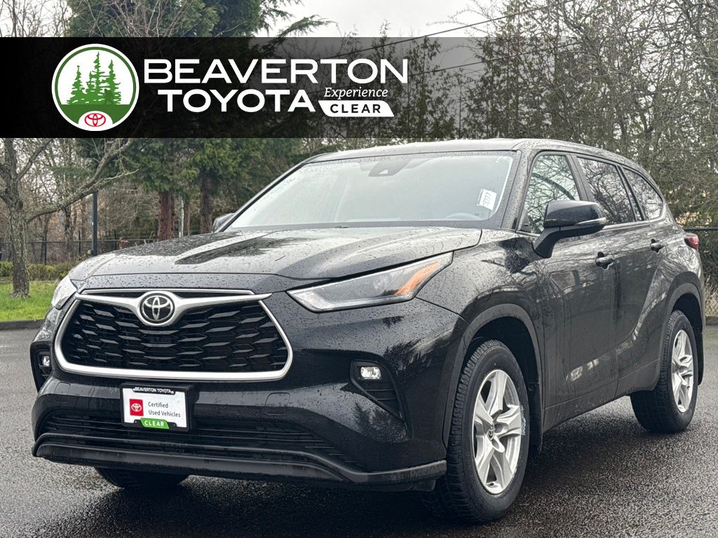 2023 Toyota Highlander LE's photo