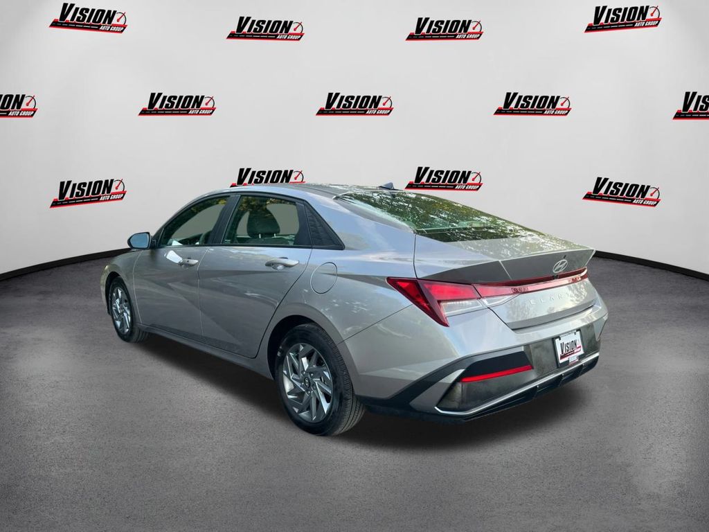 2024 Hyundai Elantra SEL photo 7