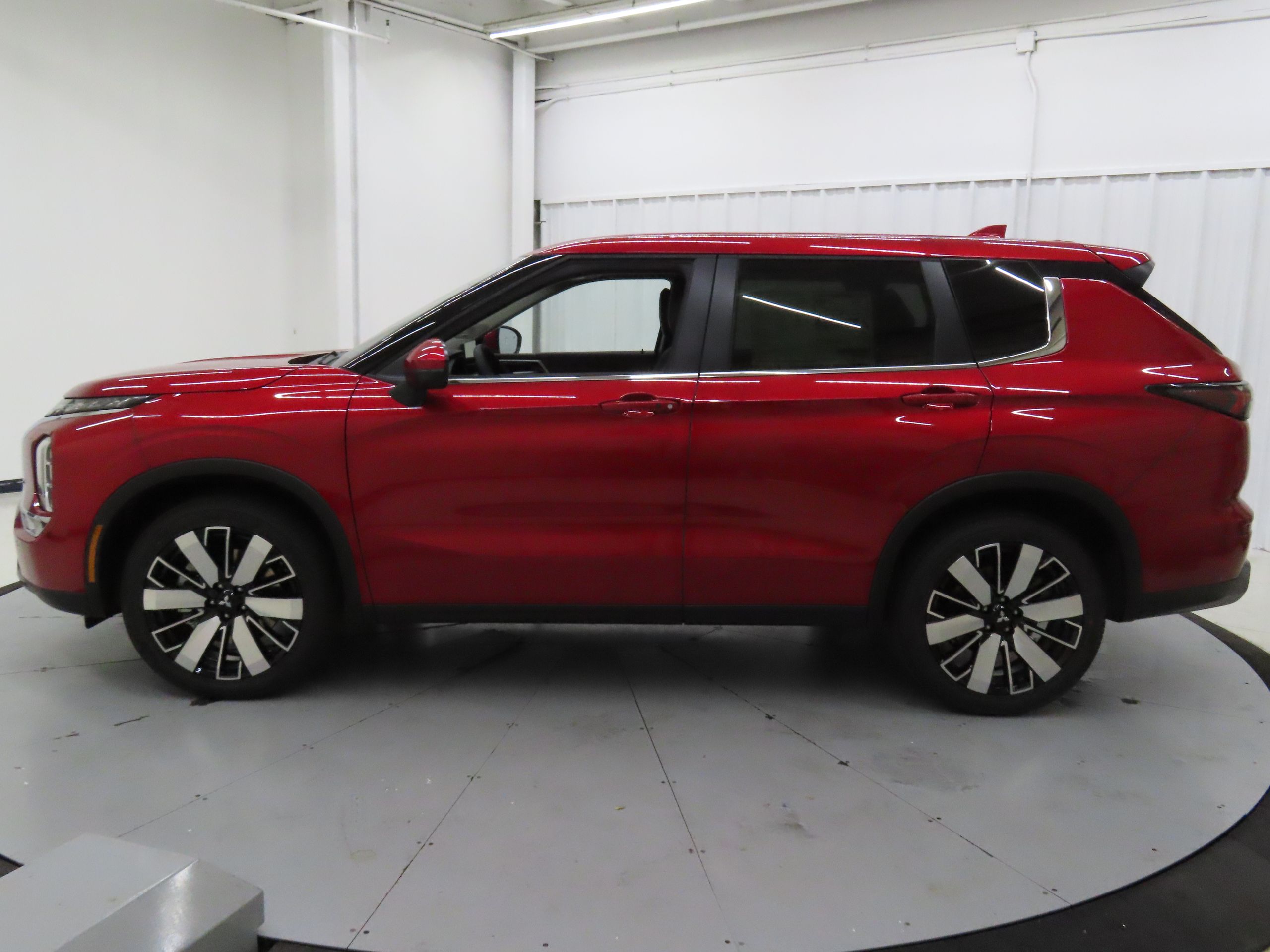 2025 Mitsubishi Outlander SE photo 4