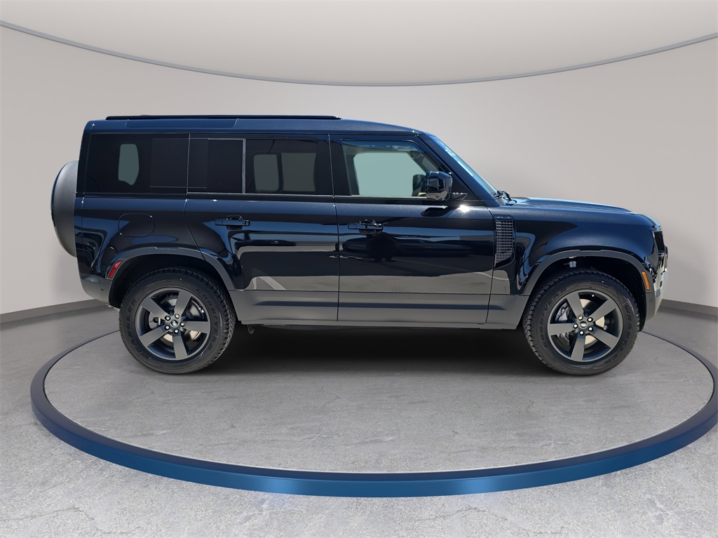2025 Land Rover Defender 110 S photo 4