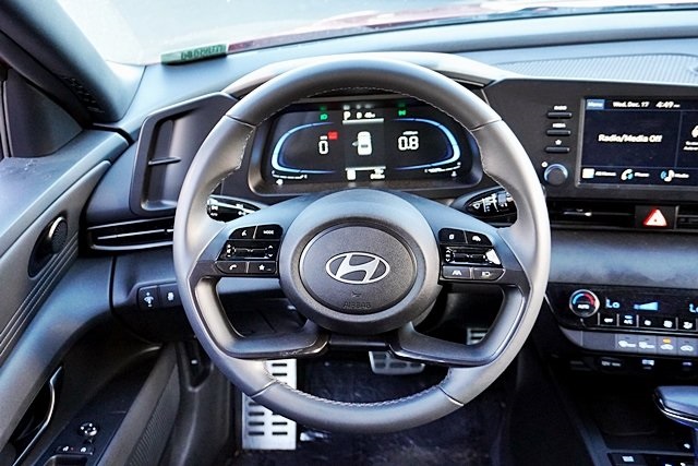 Used 2025 Red Hyundai SEL Sport image 17