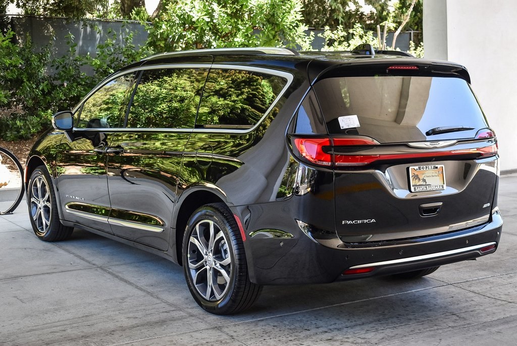 2025 Chrysler Pacifica Pinnacle photo 4